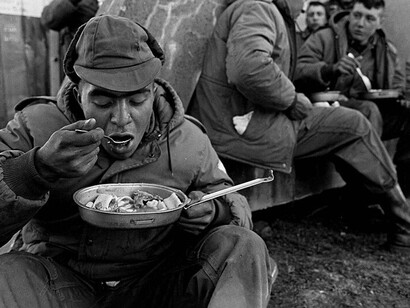 En 1982, miles de jóvenes conscriptos pisaron las Islas Malvinas con escasa preparación, enfrentando no sólo a un enemigo poderoso sino también al frío, el hambre y la soledad