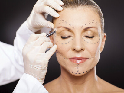 Violencia estética. Un doctor prepara a una mujer para someterse a una operación de cirugía estética