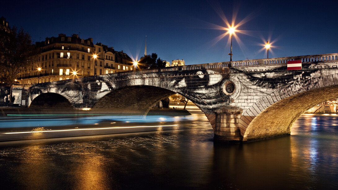 JR, "28 Millimètres, Women Are Heroes, Exposition in Paris, Pont Louis-Philippe - Pont Maris side by night, with barge, France" / "28 Millimètres, Women Are Heroes, Exhibition in Paris, Pont Louis-Philippe - Pont Maris side by night, with barge, France", 2015, Photographie couleur sur papier monté sur aluminium / Color print on metallic paper mounted on aluminum, 125 x 187.6 cm / 49 7/32 x 73 27/32 in © JR-ART.NET, Galerie Perrotin