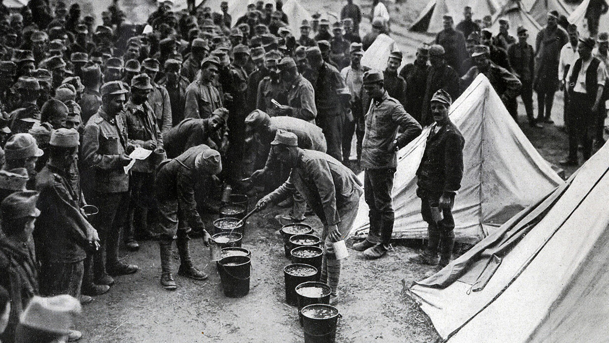 La distribuzione del rancio ai prigionieri