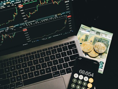 Tracking the value of cryptocurrency with the laptop