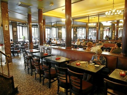 El Café Comercial está ubicado en la glorieta de Bilbao, en pleno centro de Madrid