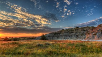 El mejor ejecutivo es aquel que tiene suficiente sentido común para elegir buenos hombres para que hagan lo que él quiere que se haga, y el suficiente autocontrol como para no inmiscuirse mientras lo hacen, T. Roosevelt. "Colores en Theodore Roosevelt National Park". Transforman las tierras baldías. Los rayos del sol realzan los colores de las hierbas y las flores silvestres de la pradera, así como las capas de sedimento en los cerros