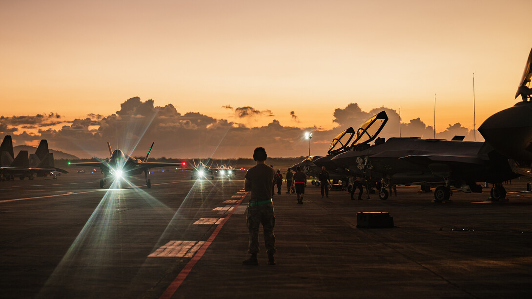 Jefes de tripulación de la Fuerza Aérea de EE. UU. observan cómo un F-35A Lightning II se desplaza por la pista tras acciones militares en Venezuela, 3 de enero de 2026