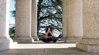 Méditation de pleine conscience. Son travail personnel est orienté vers l’abolissement des barrières mentales et du jugement vis-à-vis de soi-même et des autres