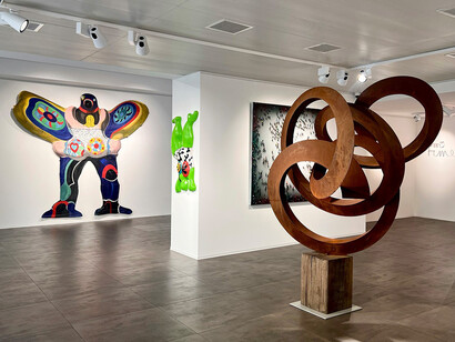 Various artists, Summer edit, exhibition view. Courtesy of Opera Gallery