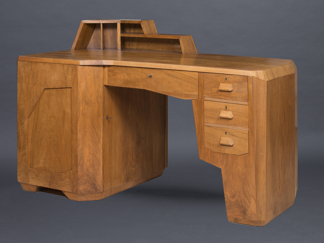 Galerie Franck Laigneau : Bureau à caissons en merisier, Felix Kayser, Style Dornarch, vers 1940