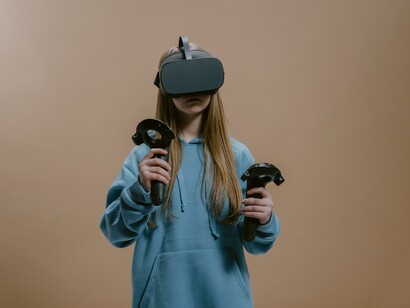 Menina controla o jogo de realidade virtual