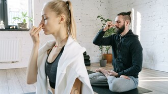 Pranayama. È importante non dimenticare di eseguire il pranayama (la respirazione) per rinforzare i polmoni, e di praticare la purificazione dei condotti nasali, un’ottima pratica che ti eviterà brutti raffreddori
