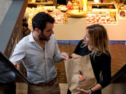 Disfrutando de la comida para llevar