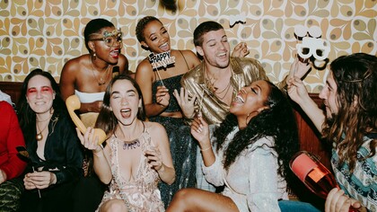 Grupo de amigos em momento instagramável. As pessoas consumiam essas narrativas e as tomavam como referência, moldando, de certa forma, seus desejos e expectativas. Apesar da evidente fantasia presente em muitos aspectos, as novelas contavam com uma certa coerência editorial, influenciada pelas instituições estatais e religiosas, especialmente a Igreja Católica. Isso impunha limites ao absurdo, evitando desgastes maiores, embora o olhar atento ao IBOPE nunca fosse negligenciado. Afinal, a audiência era o motor que impulsionava a receita através da publicidade