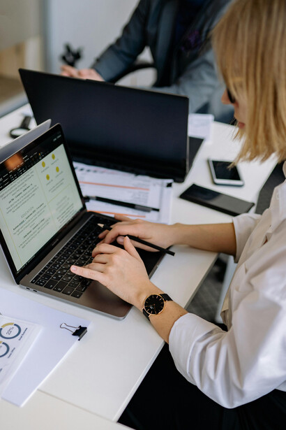 Existen estudios que demuestran que el uso del LC en la comunicación institucional favorece la transparencia, la confianza y la eficiencia en la gestión pública y privada