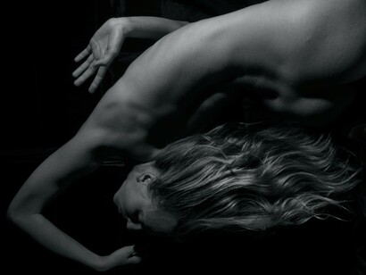 Corpo di donna. Tramite l’apertura praticata nella sua carne viene portato fuori, cioè "estratto", ciò che prima egli poteva solo sentire confusamente come il suo interno, la parte di se stesso rivolta verso l’Invisibile: il suo volto femminile