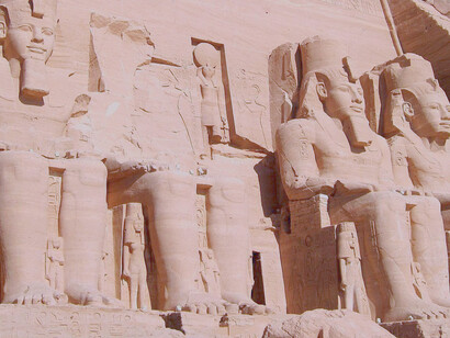 Lago Nasser, tempio di Abu Simbel. Al piano superiore i sudanesi, molti dei quali coi volti segnati da sfregi tribali, danzano al suono di musiche e canti provenienti da una radio a tutto volume