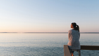 Sento pulsare l’afflato della vera poesia solo nelle pagine di coloro che hanno avuto la fortuna di rimanere persone schiette coi piedi per terra