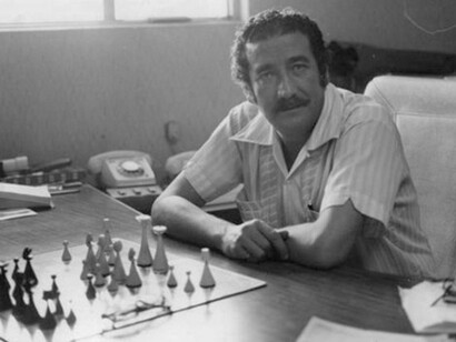 Sus composiciones más humanas y destacadas no abordan el amor, sino la muerte de seres queridos, siendo ejemplos cumbre los poemas dedicados a su padre y a su tía Chofi