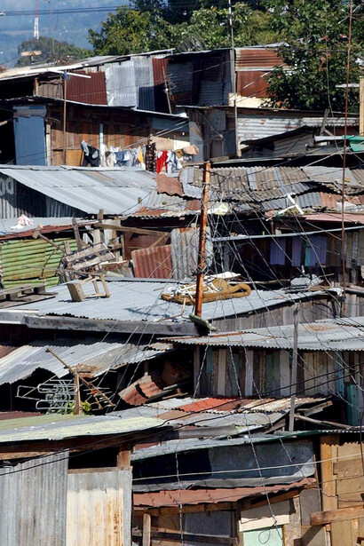 La situación social actual muestra que 1,500,000 de personas tiene ingresos de ¢120.000 (ciento veinte mil colones o $200 dólares) mensuales