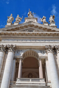 Basilica di San Giovanni in Laterano, Roma, Italia. La decorazione scultorea che corona la facciata realizzata nel 1735 da diversi artisti. Le quindici statue in travertino sono alte circa sette metri, (© Roberto Luciani)