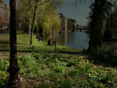 Tranquillité au bord de la rivière: des gens se relaxant au bord, trouvant paix et beauté dans la simplicité de la nature et du moment présent