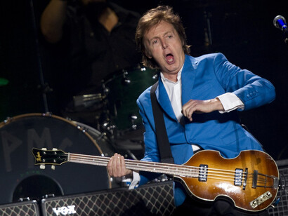 Paul McCartney con su bajo Hofner en una de sus últimas giras