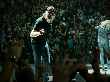 Show do Metallica em 2017. A criação da Blackened Recordings, gravadora própria da banda, lhes deu controle total sobre seus lançamentos. Além disso, a banda demonstrou habilidade em utilizar novas tecnologias e plataformas, como o streaming, para alcançar um público mais amplo