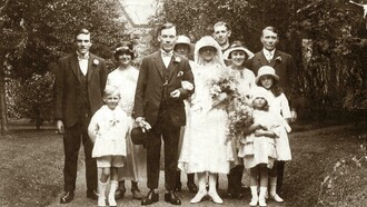 Lembrares — dizia ele, como se a palavra tivesse sido inventada apenas para o ajudar a segurar o passado. Viajava muito pelas recordações. Espécie de castigo imposto, que aceitava, porque era o único tipo de viagem pouco atreito a incidentes. Ainda assim, aqui e ali, aleijava-se. Termo que lhe era grato pelo cheiro a antigo, como uma ferida de infância que nunca chegara a sarar. As palavras foram sendo expurgadas da sua substância concreta. Magoar ou sofrer dano tornou-se inócuo, como se a própria dor fosse higienizada. Talvez desse tanto espaço e tempo a esses lembrares porque as palavras se esvaziam, como os dias. Como as relações