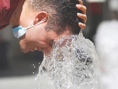 Hombre se refresca en una fuente de agua. México y todos los países de Centroamérica sufrirán de situaciones extremas más pronto de lo esperado