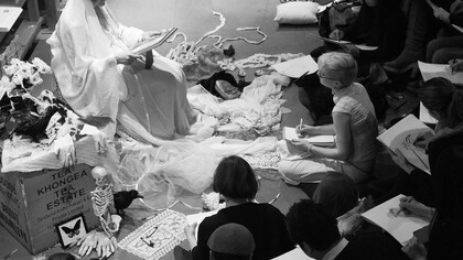 Estudiantes aprendiendo Death Drawing en el Barts Pathology Museum de Londres. Foto: Art Macabre