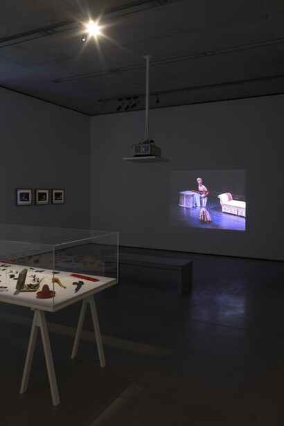 Rose English, Begin suddenly in splendour, exhibition view. Courtesy of Museum der Moderne