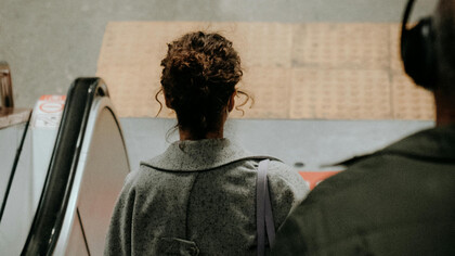 A jornada universitária envolve muito mais do que estudo; ela é um processo de amadurecimento, adaptação e autodescoberta. ao mudar de cidade, os estudantes enfrentam desafios que incluem a busca por emprego, independência financeira e o aprendizado de novas responsabilidades