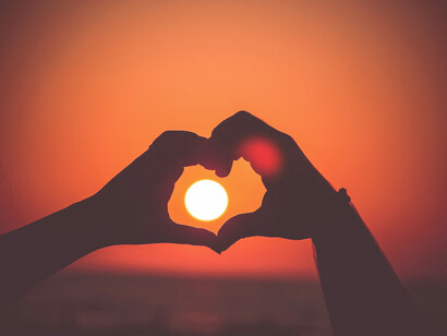 La vida continua gracias a la energía solar (luz y calor) la cual contribuye al desarrollo y mantenimiento de la vida en nuestro planeta 
