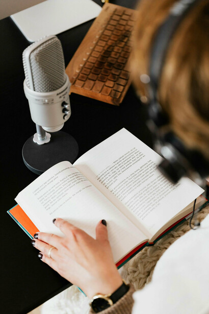 L'IA remplace progressivement les lecteurs dans les livres audio, même les voix de célébrités décédées sont recréées. Cela soulève des questions éthiques et de droits d'auteur, comme le souligne Bamby Diagne dans son article « Droits d'auteur, l’intelligence artificielle et l’art »