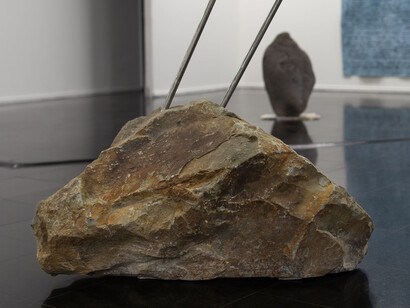 Nicolás Astorga, Mi niño de piedra, vista de exhibición. Cortesía del Museo de la Memoria y los Derechos Humanos