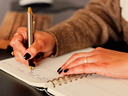 Mujer escribe un diario