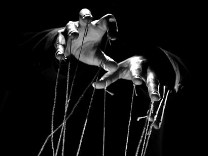 Acercamiento a las manos de un titiritero