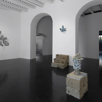 Rodrigo Torres, Água mole em pedra dura, vista da exposição. Cortesia de A Gentil Carioca