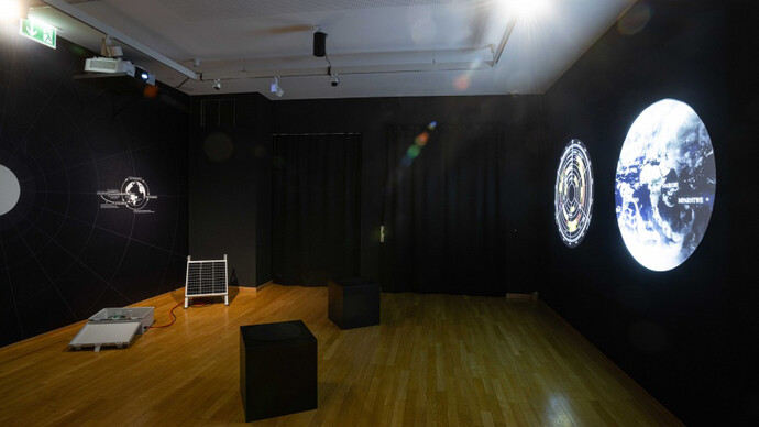 Here comes the sun. Art, energy and natural intelligence, exhibition view. Courtesy of Cercle Cité