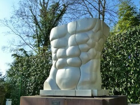 Escultura nos jardins do museu