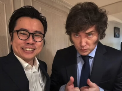 $LIBRA. La imagen internacional del país sufrió un golpe considerable, dificultando las negociaciones financieras y la llegada de nuevas inversiones. Milei y Julian Peh de la empresa KIP Protocol de Singapur, octubre 2024. Casa Rosada, Buenos Aires, Argentina