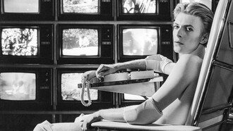 Fotograma del filme, «The Man Who Fell to Earth», protagonizado por David Bowie