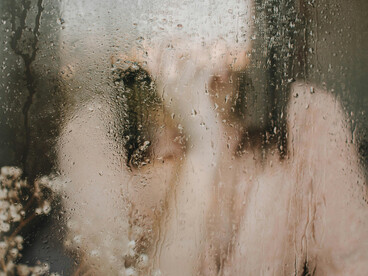 A veces basta una canción, el aroma del café o la lluvia sobre la ventana para recordarnos que aún existen pequeños instantes de paz