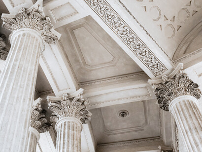 Columnas estriadas sostienen un entramado neoclásico en una perspectiva contrapicada