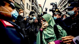 Silvia Romano en medio de una nube de periodistas, policías y curiosos