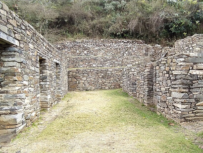 Choquequirao fue un centro político, religioso y militar durante el Imperio Inca, construido con rocas metamórficas y famoso por sus terrazas decoradas con llamas blancas