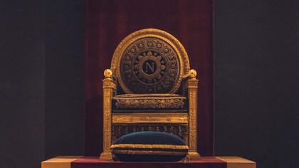 ¿Acaso no tengo méritos suficientes, con treinta y ocho libros escritos y ochenta y cinco años de edad?