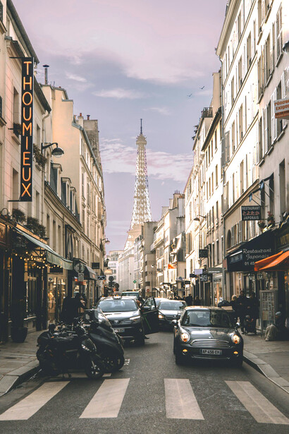 Desconozco si hay alivio para quien tiene la manía de desbaratar las horas libres en una interminable búsqueda del tesoro en paisajes de concreto y un clima de desasosiego