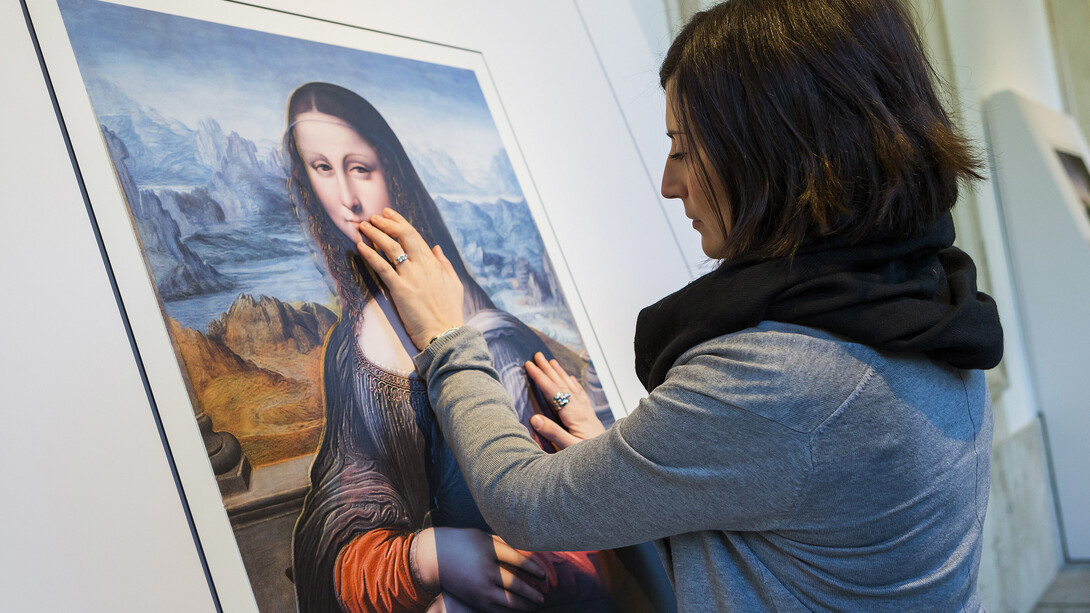 Imagen en sala con la reproducción en relieve de La Gioconda del taller de Leonardo © Museo Nacional del Prado