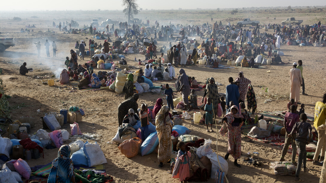 Jérôme Tubiana, Varios grupos de personas desplazadas en la carretera entre Darfur y Chad en mayo de 2025 (detalle), 2025. Cortesía del Museo Nacional Thyssen-Bornemisza
