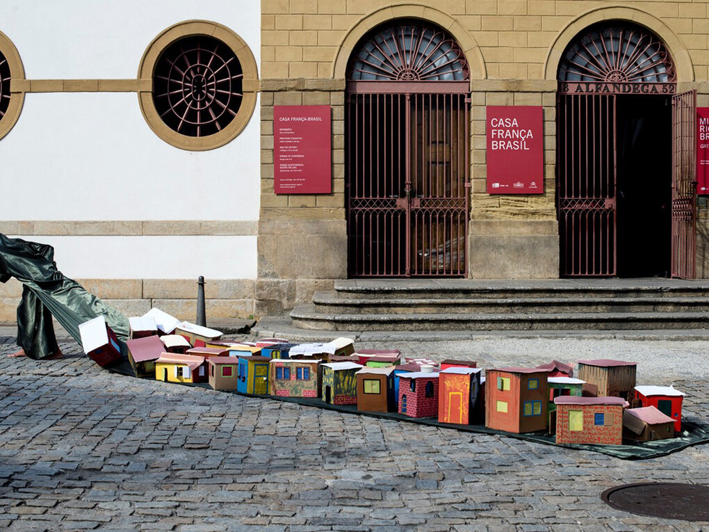 Guler Ates, Dwelling Performance, 2014, 150 x 200 cm, Archival digital print, Edition of 5