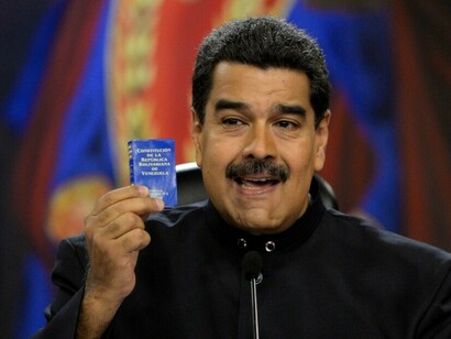 Nicolás Maduro con una miniatura de la Constitución venezolana